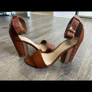 Brown gently used summer sandal